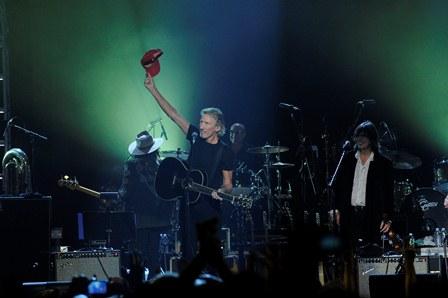 Roger Waters holds up a cap given to him by Levon Helm. Photo by Bryan Bedder/Ivnsion/AP